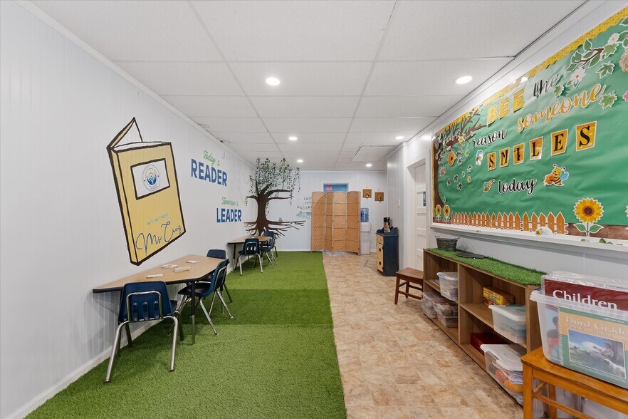 More Photos Of 313 E Main St, Humble Showroom For Sale