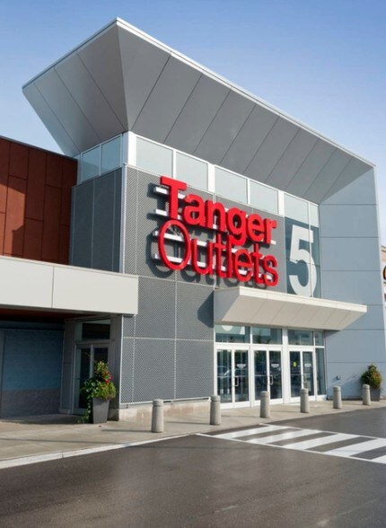 More Photos Of 3311 County Rd 89, Innisfil General Retail For Lease