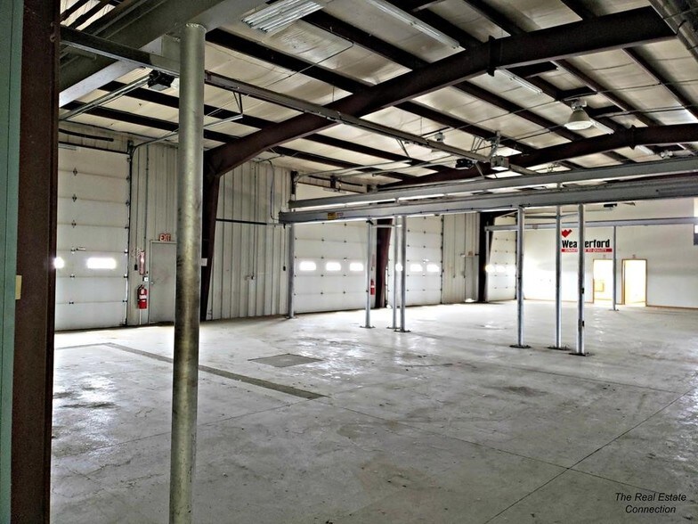 More Photos Of 415 Alan Rd, Powell Distribution For Lease