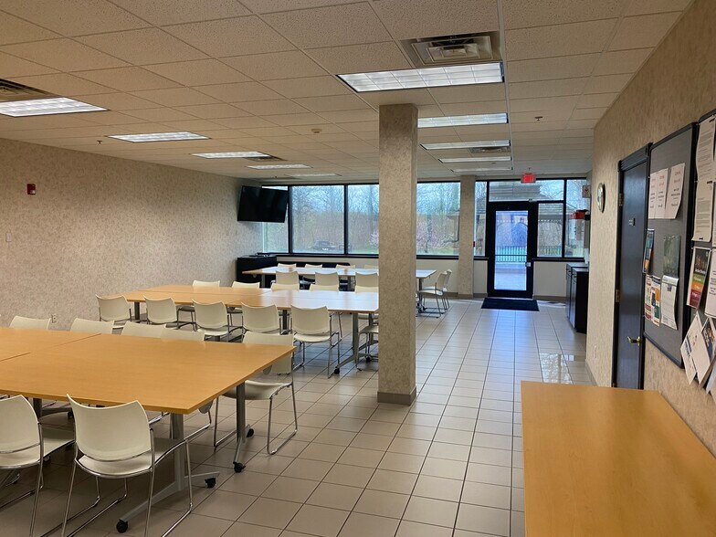 More Photos Of 7140 Office Cir, Evansville Office For Lease