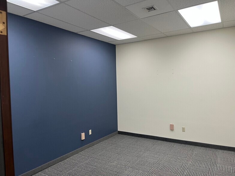 More Photos Of 100 N Morain St, Kennewick General Retail For Lease