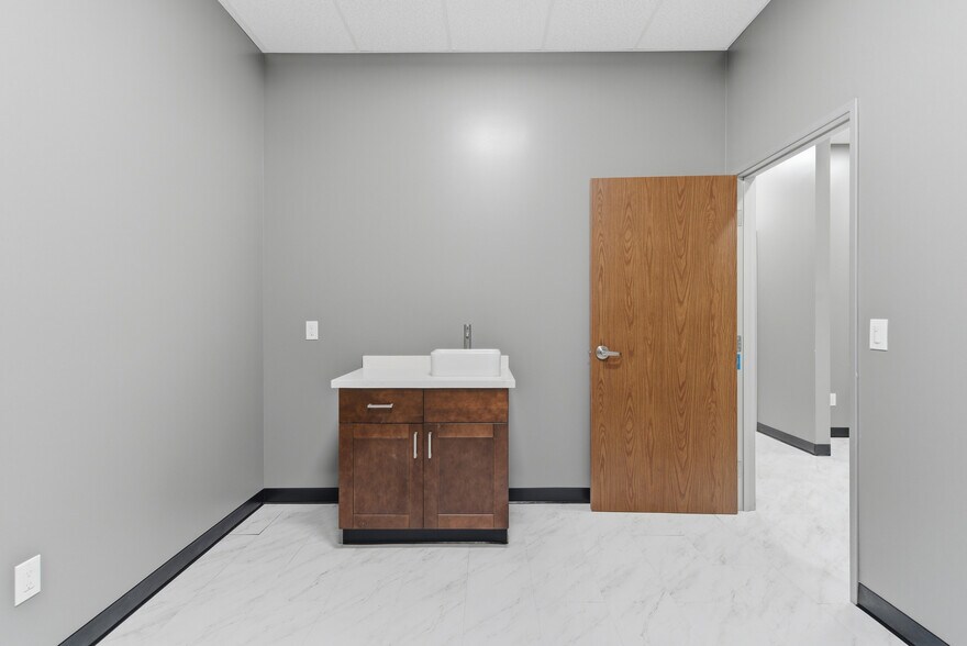 More Photos Of 685 E Grand Blvd, Corona Storefront Retail Office For Lease