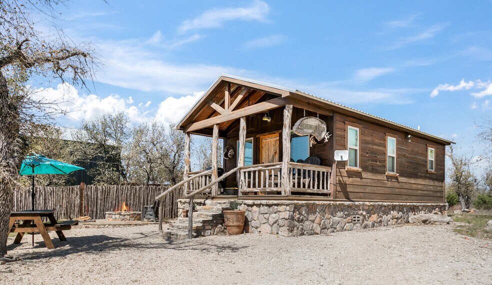 More Photos Of 100 Five Star Trl, Fredericksburg Hotel For Sale