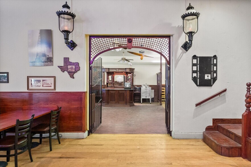 More Photos Of 107 S Beaton St, Corsicana Storefront For Sale