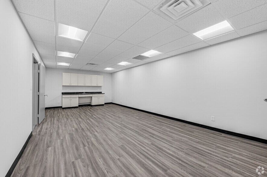 More Photos Of 3441 Halifax St, Dallas Unknown For Lease