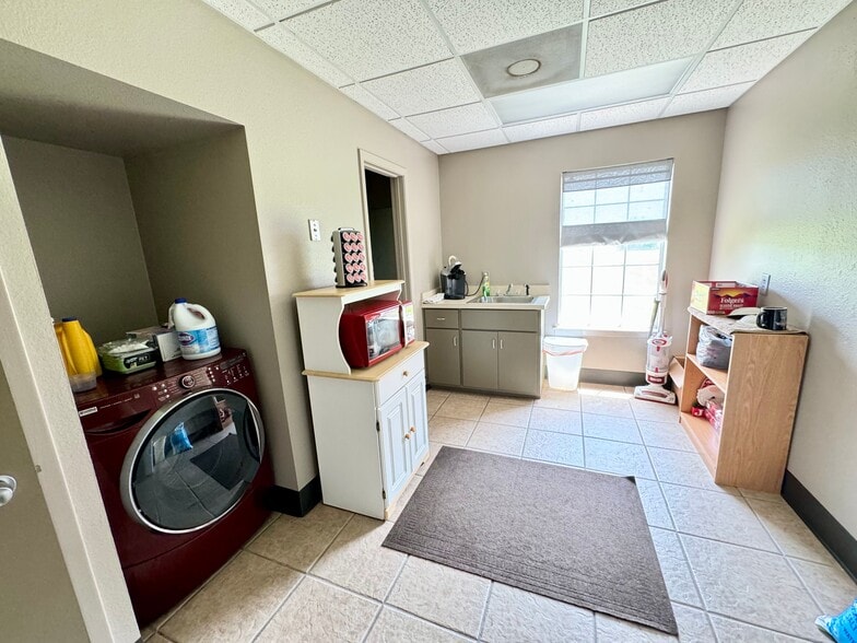 More Photos Of 4550 Lamar Ave, Paris Rehabilitation Center For Lease