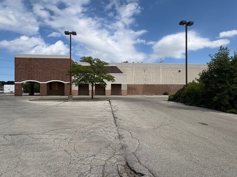 More Photos Of 6330 N 76th St, Milwaukee Supermarket For Lease
