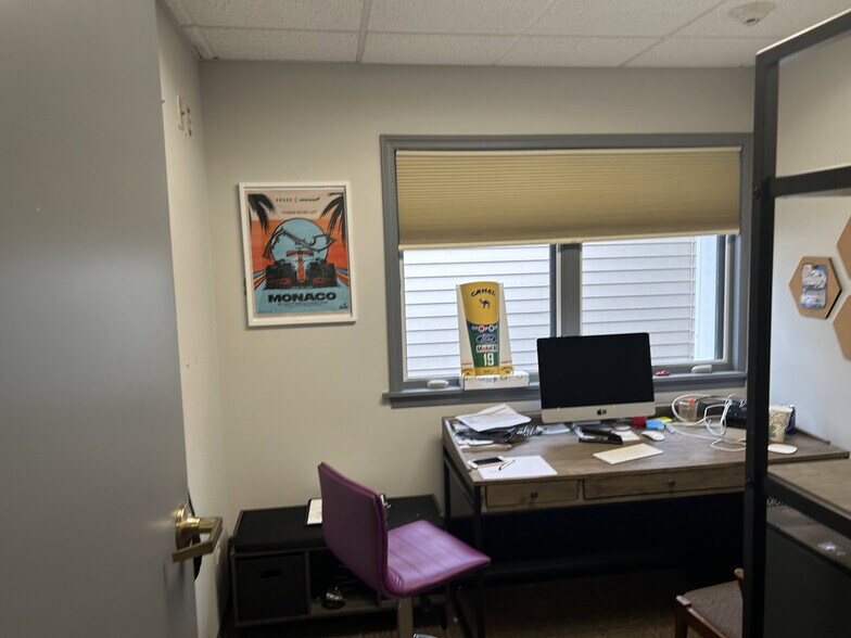 More Photos Of 70 Ridge Rd, Ontario Showroom For Lease