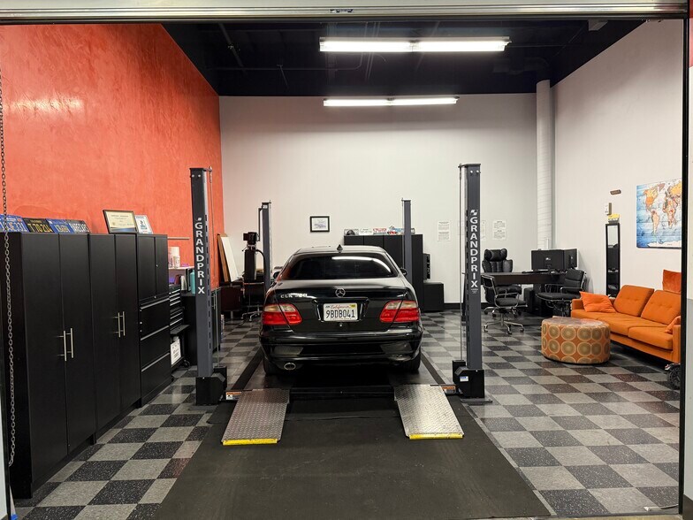 More Photos Of 521 Charcot Ave, San Jose Showroom For Lease