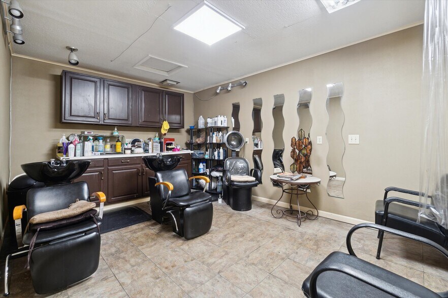More Photos Of 4344 Richfield Rd, Flint Office For Sale