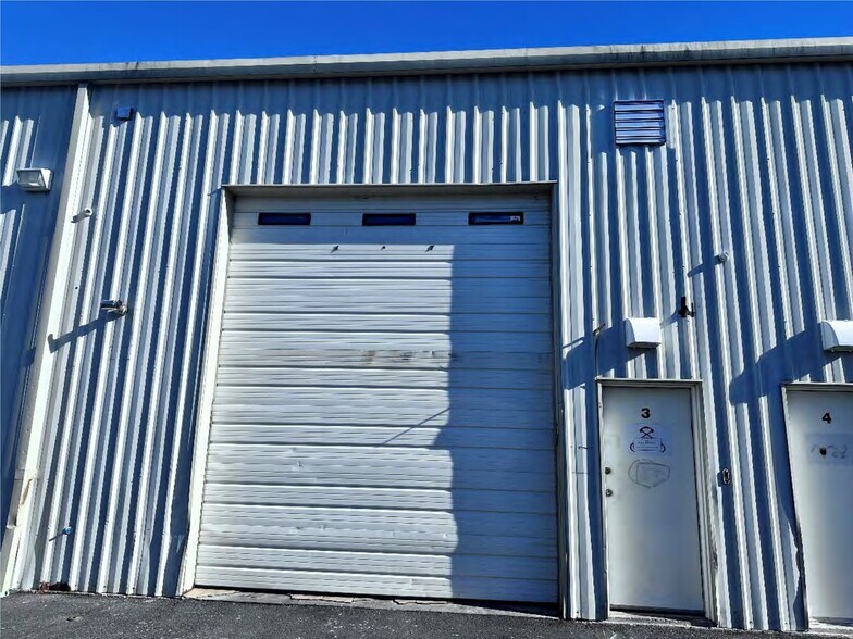 Primary Photo Of 109 Hamilton Ave, Stamford Service For Lease