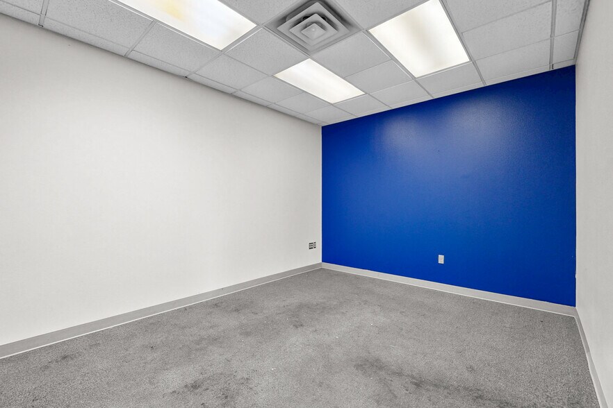 More Photos Of 701 Technology Pl, Waverly Manufacturing For Lease