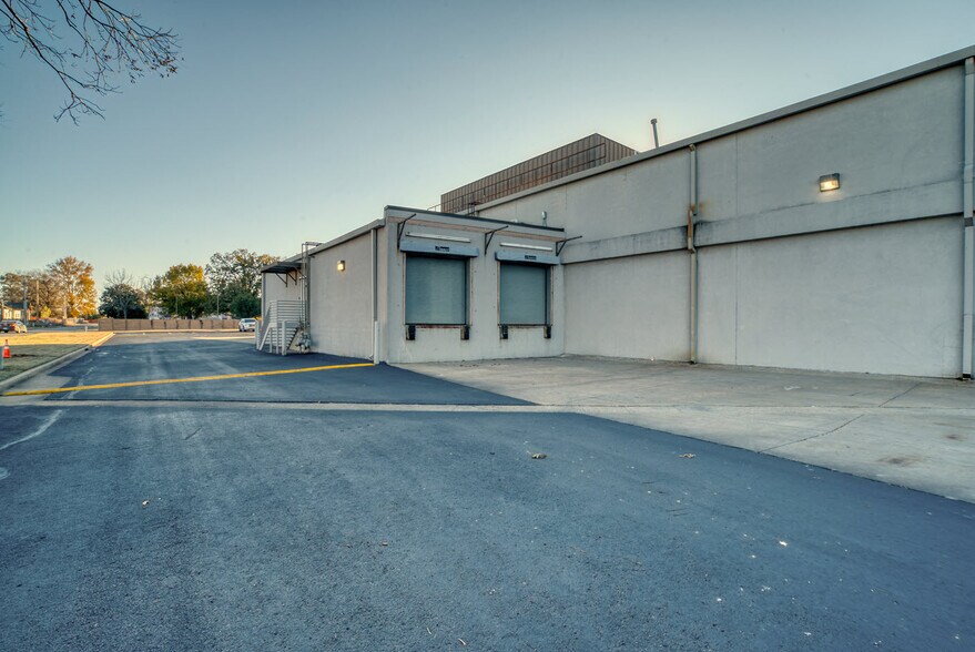 More Photos Of 7127-7133 Riverside Pky, Tulsa Office For Sale