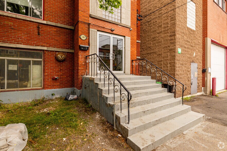 More Photos Of 2424 Rue Des Carrières, Montréal Light Manufacturing For Lease