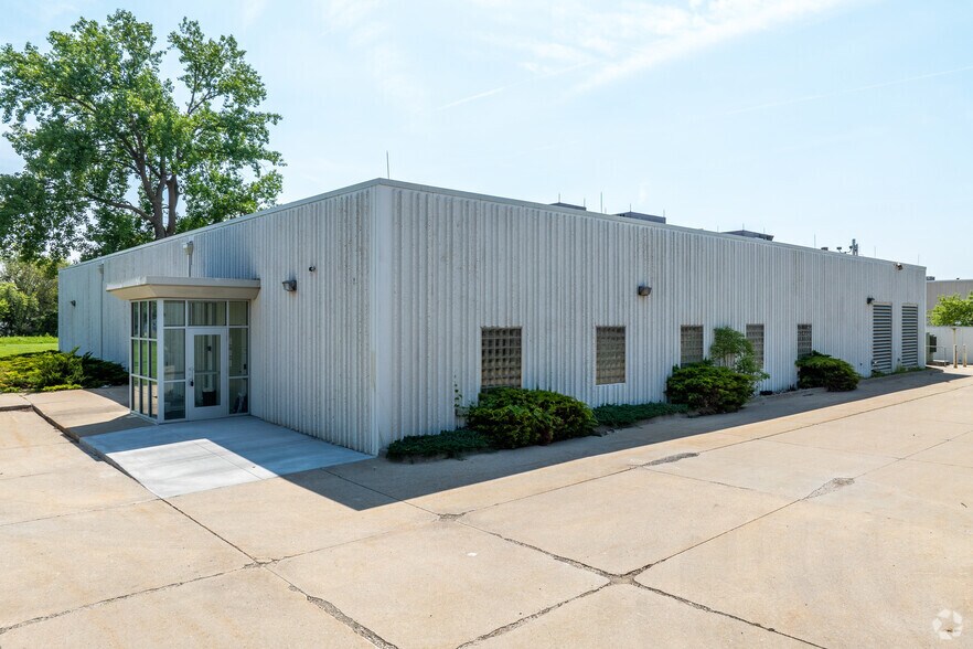 Primary Photo Of 10740 Aurora Ave, Urbandale Industrial For Lease