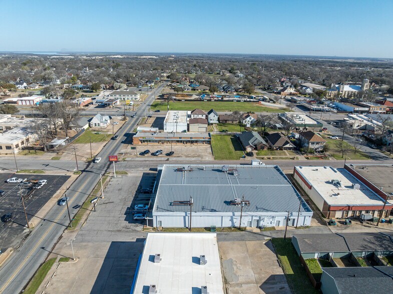 More Photos Of 200 S Armstrong Ave, Denison Storefront For Sale