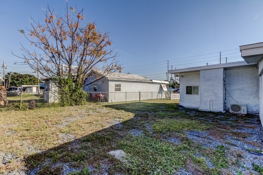 More Photos Of 4539 Mile Stretch Dr, Holiday Office For Sale