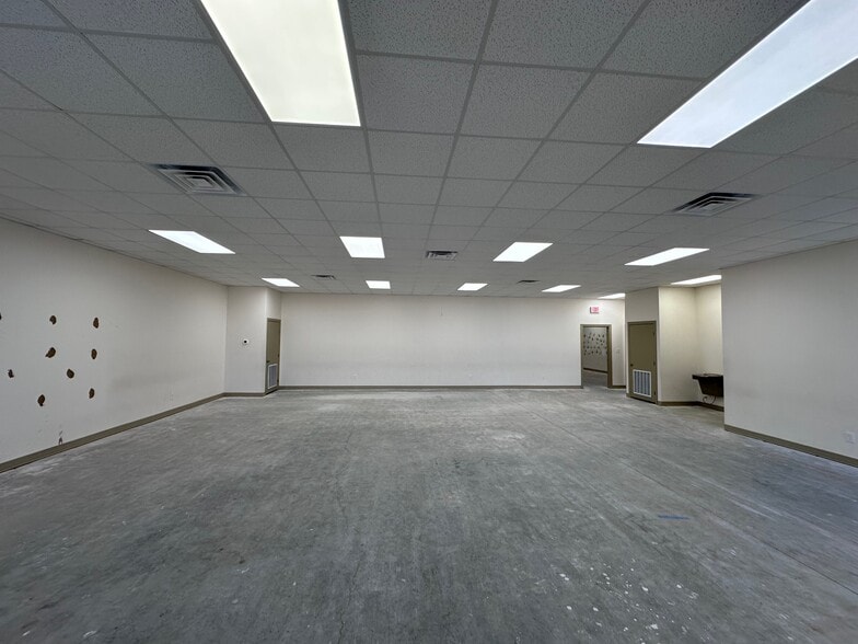 More Photos Of 1400 E Jasmine Ave, McAllen Showroom For Lease