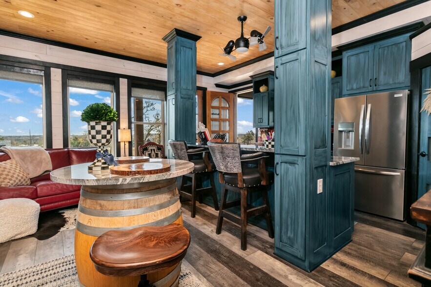 More Photos Of 100 Five Star Trl, Fredericksburg Hotel For Sale