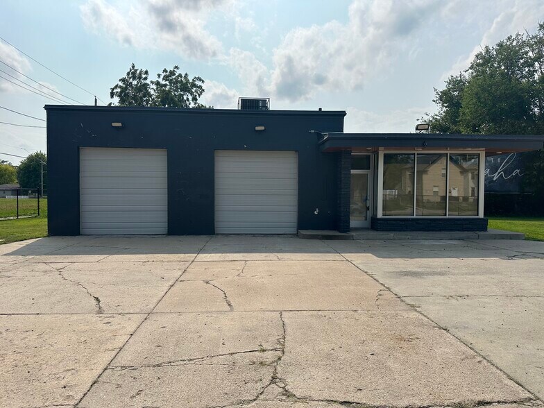 More Photos Of 2820 N 24th St, Omaha Auto Repair For Lease