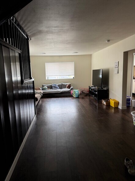 More Photos Of 187 W Oregon Ave, Creswell Flex For Sale
