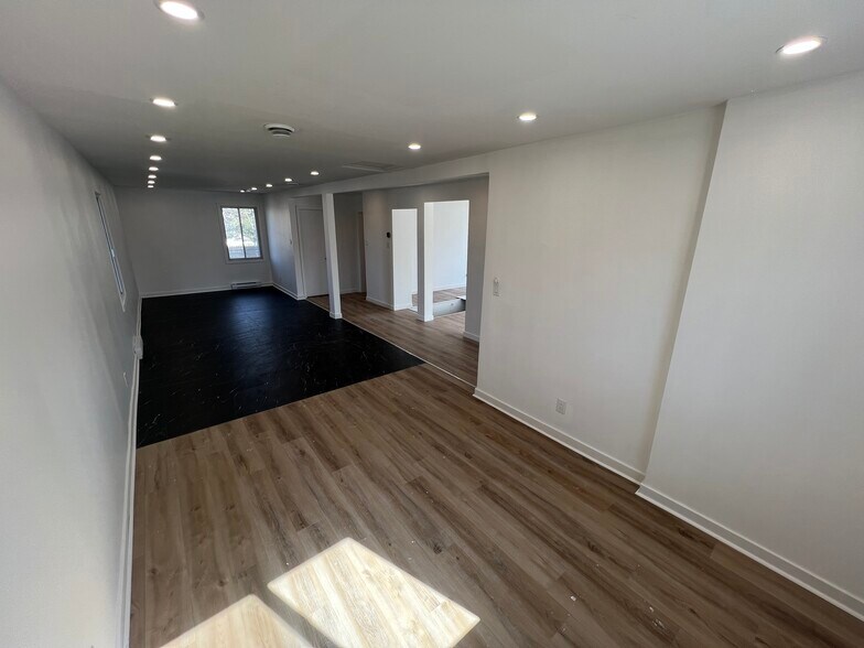 More Photos Of 1685 Av Lacroix, Laval Storefront For Lease