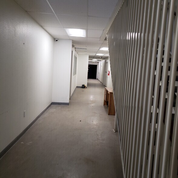 More Photos Of 7030 Hayvenhurst Ave, Van Nuys Warehouse For Sale