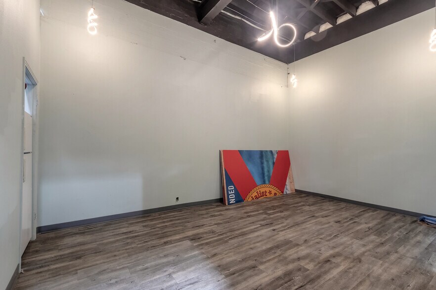 More Photos Of 719 N Ridgewood Ave, Daytona Beach General Retail For Sale