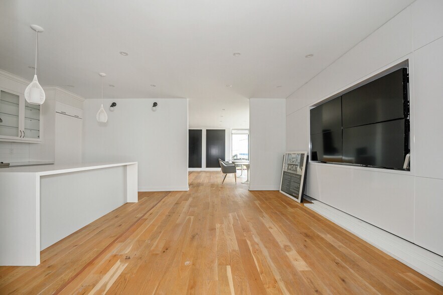 More Photos Of 11840 Keele St, Vaughan Office For Sale