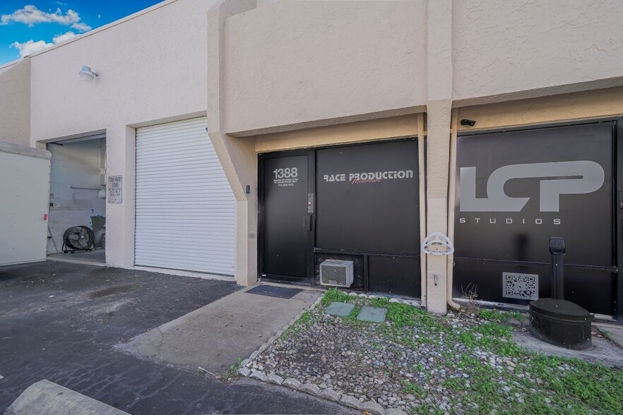 More Photos Of 1360-1396 SE Huffman Rd, Port Saint Lucie Warehouse For Sale