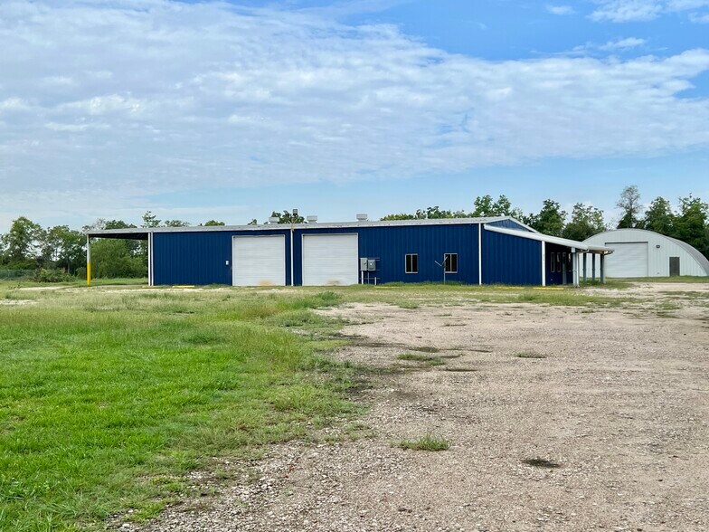 More Photos Of 4512 S Highway 35, Alvin Light Manufacturing For Lease