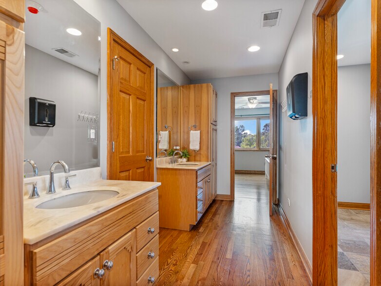 More Photos Of 22660 S Harlem Ave, Frankfort Flex For Sale