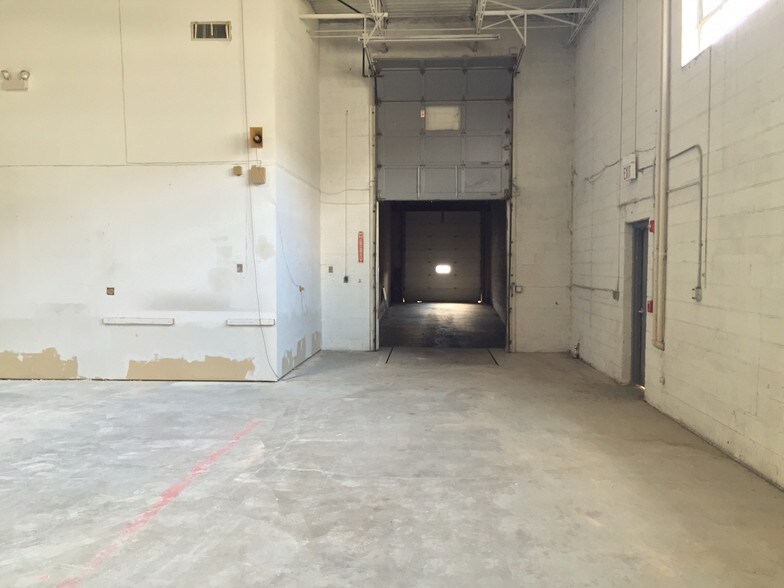More Photos Of 110-112 Carpenter Ave, Wheeling Manufacturing For Lease
