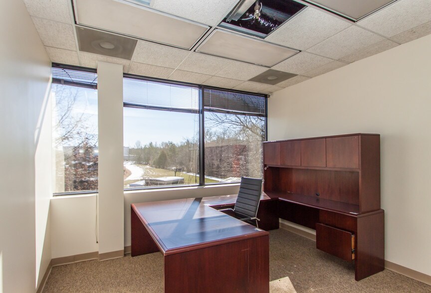 More Photos Of 45645 Willow Pond Plz, Sterling Office For Sale