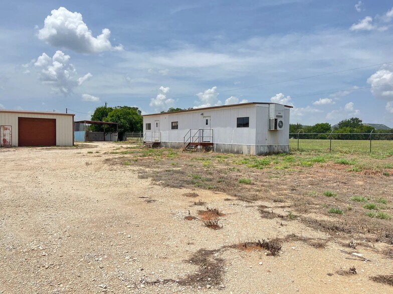 More Photos Of 714 Main St, Buffalo Gap Warehouse For Lease