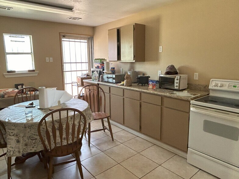 More Photos Of 2301 Brooklyn Ave, Harvey Light Manufacturing For Lease