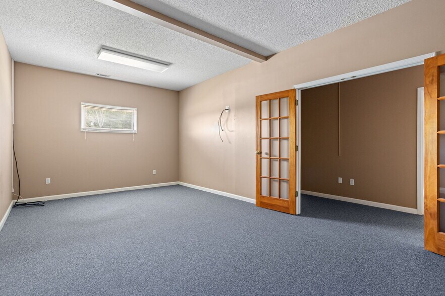 More Photos Of 735 N Townville St, Seneca Medical For Sale