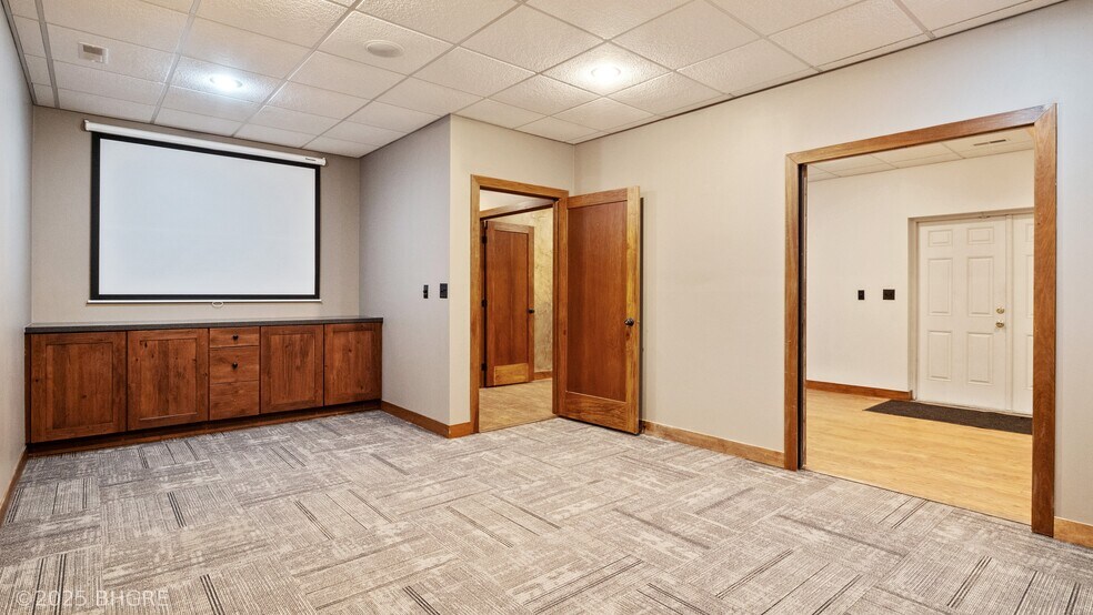 More Photos Of 202 S 9th St, Indianola Storefront For Sale