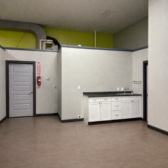 More Photos Of 935 Boyson Ct, Hiawatha Flex For Lease