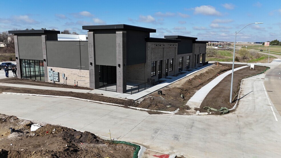 More Photos Of 10100 Plum Dr, Urbandale Restaurant For Lease