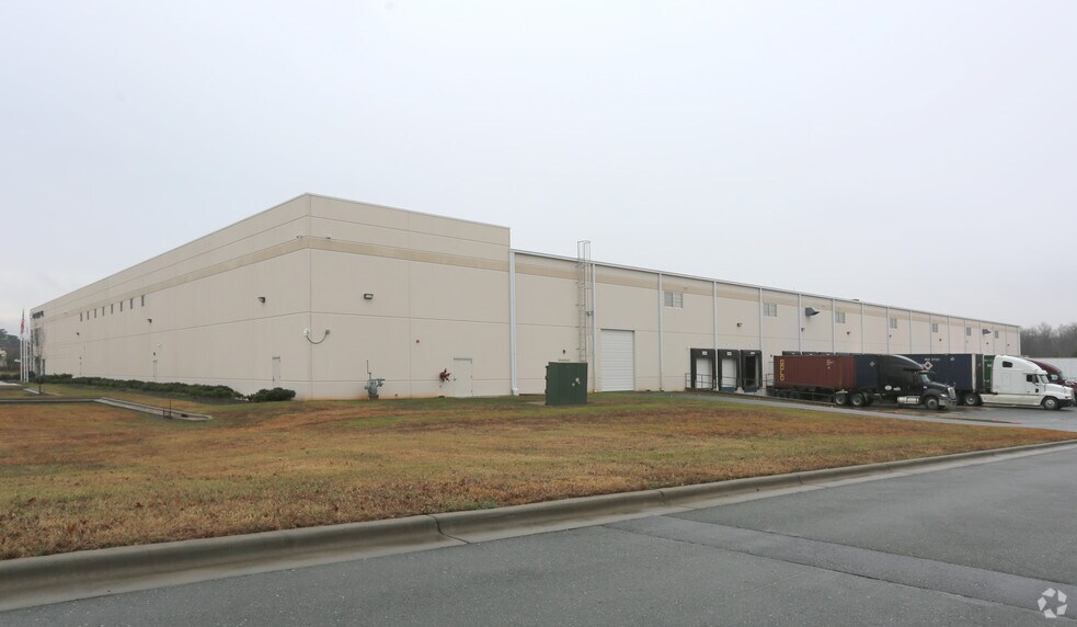 More Photos Of 1017 Corporate Park Dr, Mebane Distribution For Lease