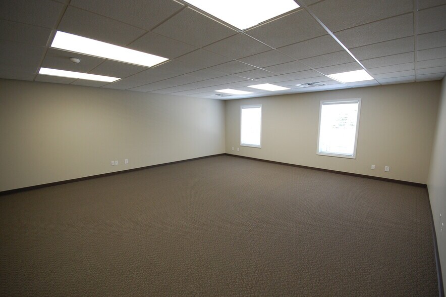 More Photos Of 5251 S East St, Indianapolis Office For Lease