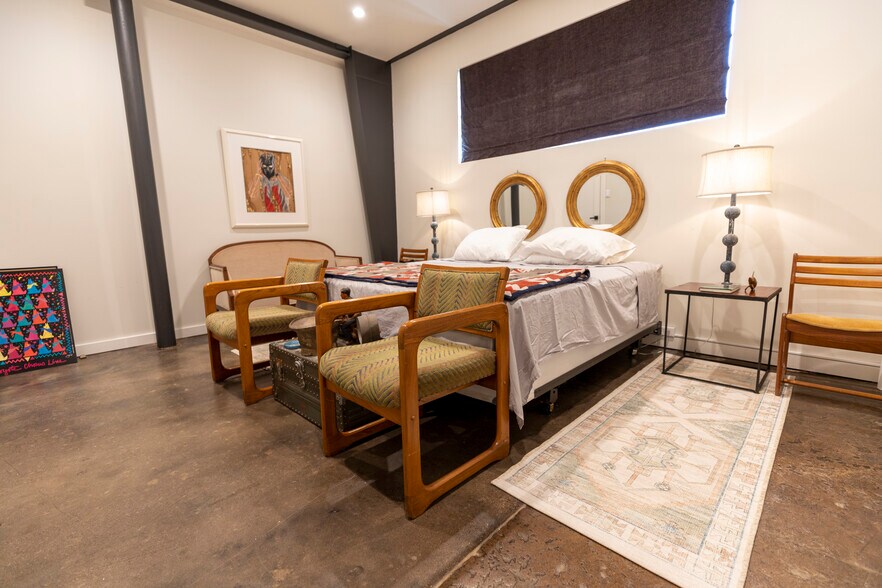 More Photos Of 4770 Iberia Ave, Dallas Showroom For Sale