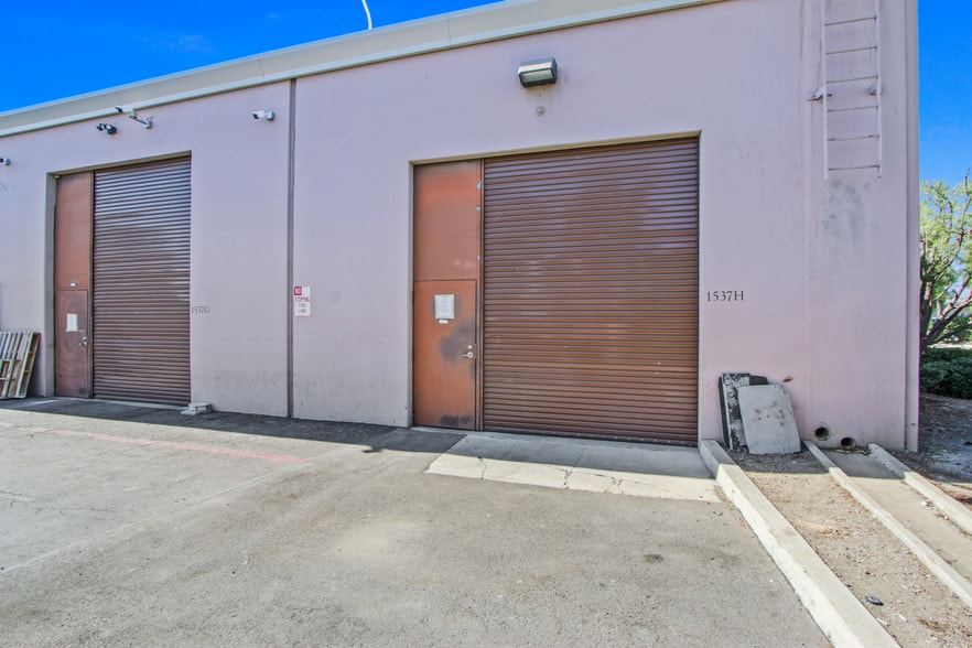 More Photos Of 1537 E McFadden Ave, Santa Ana Manufacturing For Lease