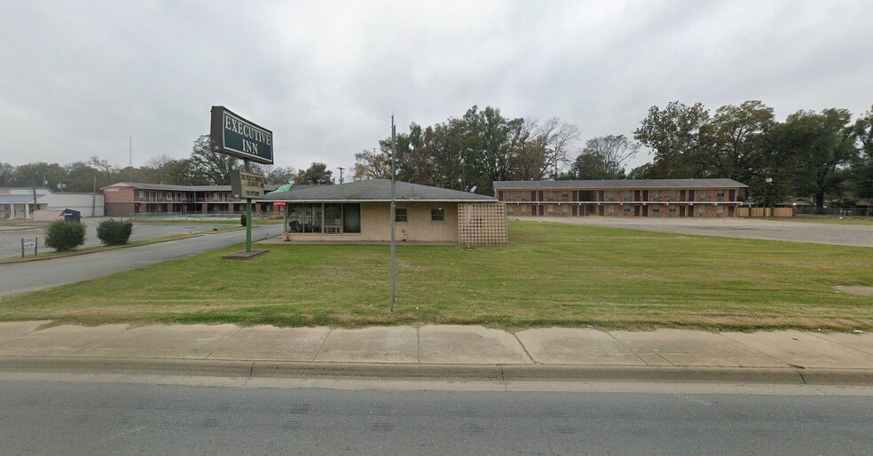 Primary Photo Of 310 Highway 65, Dumas Hotel For Sale