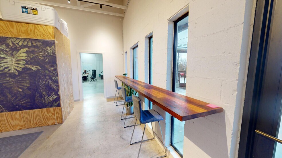 More Photos Of 1700 Montopolis Dr, Austin Freestanding For Lease