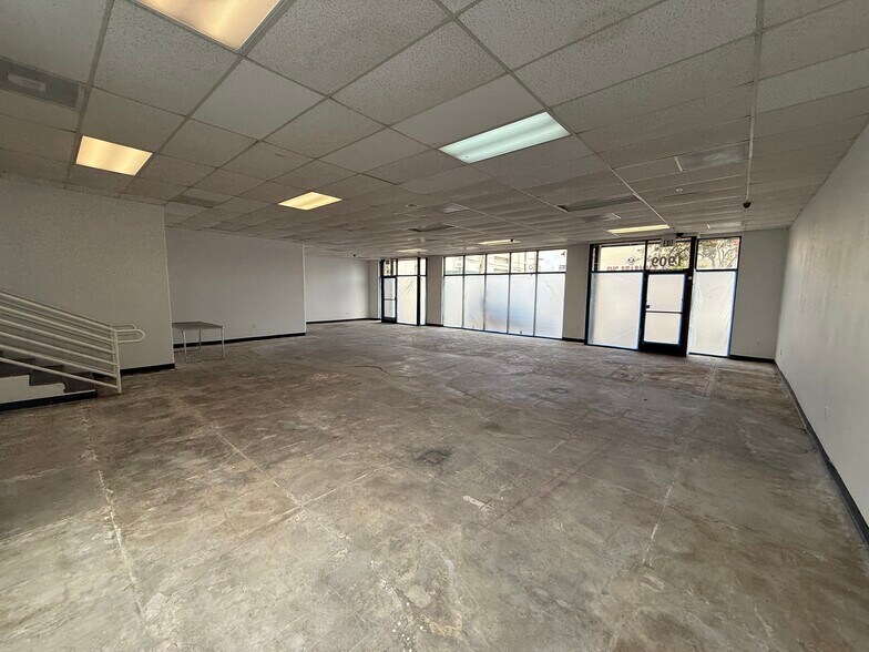 More Photos Of 1909 Santa Monica Blvd, Santa Monica Storefront For Lease