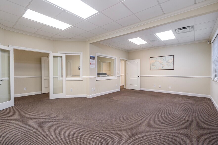 More Photos Of 1905 Woodstock Rd, Roswell Office For Sale