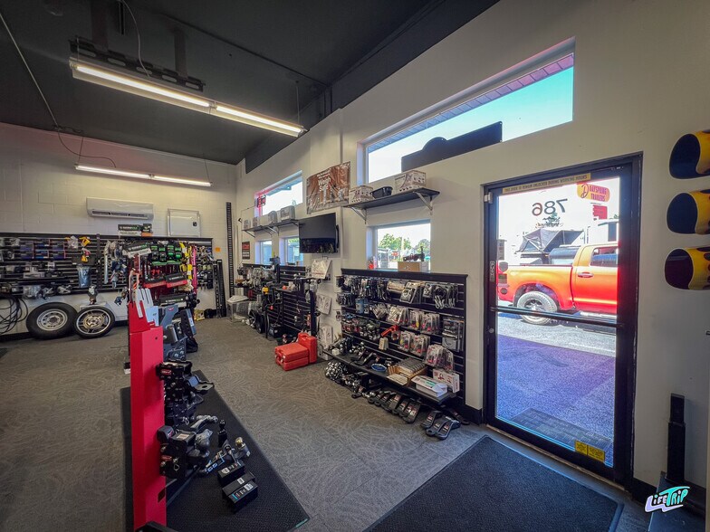 More Photos Of 786 NE Burnside Rd, Gresham Auto Dealership For Sale