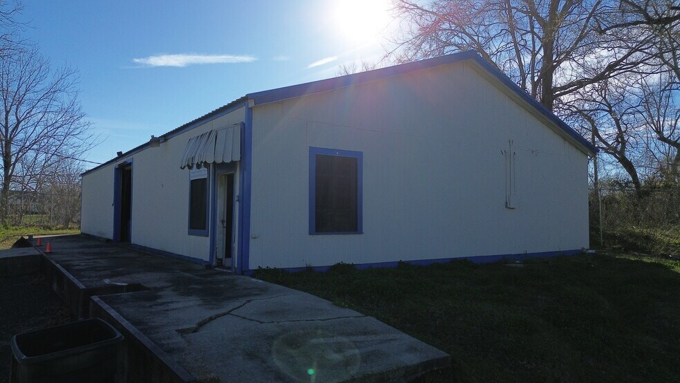 More Photos Of 203 Vicksburg St, Edwards Flex For Sale